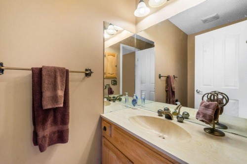 258-20 Midpark Crescent Se, Calgary, AB - Indoor Photo Showing Bathroom