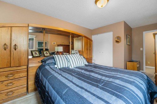 258-20 Midpark Crescent Se, Calgary, AB - Indoor Photo Showing Bedroom
