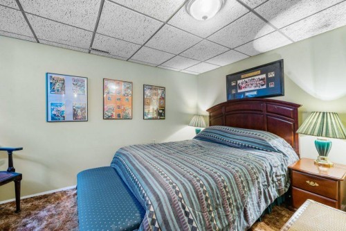 258-20 Midpark Crescent Se, Calgary, AB - Indoor Photo Showing Bedroom