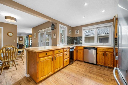 258-20 Midpark Crescent Se, Calgary, AB - Indoor Photo Showing Kitchen