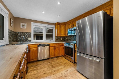 258-20 Midpark Crescent Se, Calgary, AB - Indoor Photo Showing Kitchen