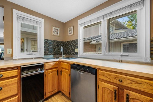 258-20 Midpark Crescent Se, Calgary, AB - Indoor Photo Showing Kitchen