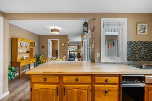 258-20 Midpark Crescent Se, Calgary, AB - Indoor Photo Showing Kitchen