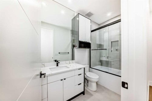2371 20 Avenue Nw, Calgary, AB - Indoor Photo Showing Bathroom