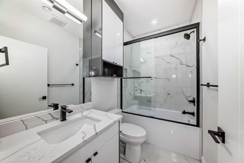 2371 20 Avenue Nw, Calgary, AB - Indoor Photo Showing Bathroom