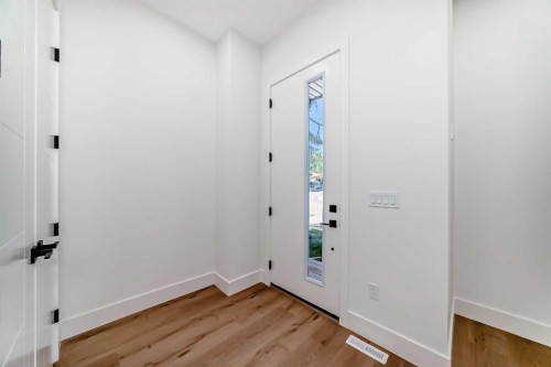 2371 20 Avenue Nw, Calgary, AB - Indoor Photo Showing Other Room