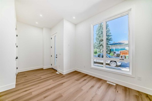 2371 20 Avenue Nw, Calgary, AB - Indoor Photo Showing Other Room