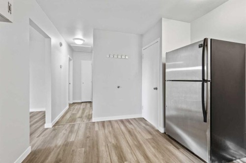 1816 42 Street Se, Calgary, AB - Indoor Photo Showing Other Room