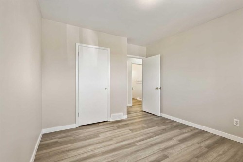 1816 42 Street Se, Calgary, AB - Indoor Photo Showing Other Room
