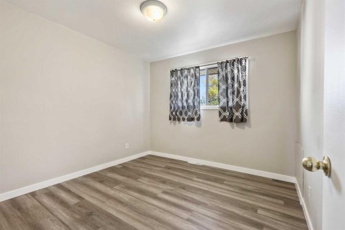 1816 42 Street Se, Calgary, AB - Indoor Photo Showing Other Room
