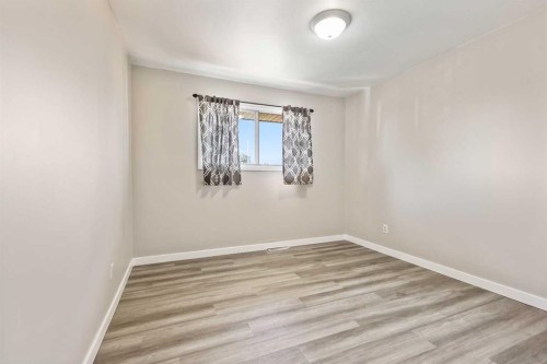 1816 42 Street Se, Calgary, AB - Indoor Photo Showing Other Room