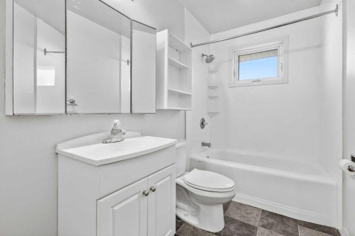 1816 42 Street Se, Calgary, AB - Indoor Photo Showing Bathroom