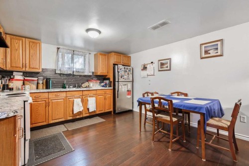 1816 42 Street Se, Calgary, AB - Indoor Photo Showing Kitchen