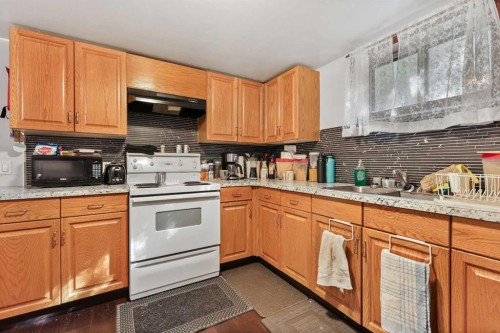 1816 42 Street Se, Calgary, AB - Indoor Photo Showing Kitchen