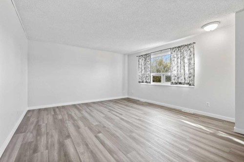 1816 42 Street Se, Calgary, AB - Indoor Photo Showing Other Room