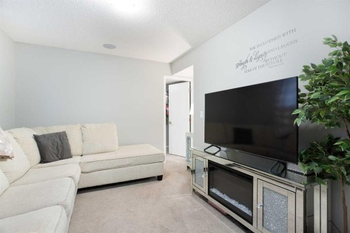 158 Osborne Common Sw, Airdrie, AB - Indoor Photo Showing Living Room