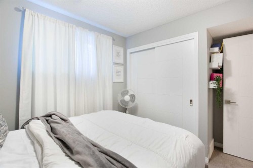 158 Osborne Common Sw, Airdrie, AB - Indoor Photo Showing Bedroom
