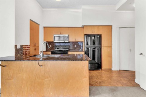420-8710 Horton Road Sw, Calgary, AB - Indoor Photo Showing Kitchen