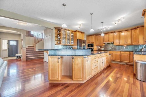 89 Springborough Boulevard Sw, Calgary, AB - Indoor Photo Showing Kitchen