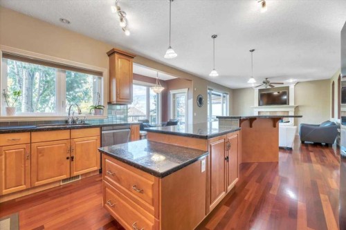 89 Springborough Boulevard Sw, Calgary, AB - Indoor Photo Showing Kitchen