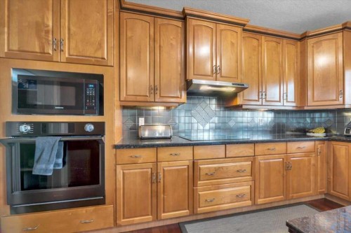 89 Springborough Boulevard Sw, Calgary, AB - Indoor Photo Showing Kitchen
