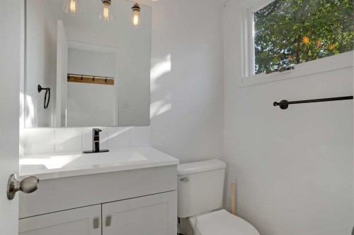 6014 37 Street Sw, Calgary, AB - Indoor Photo Showing Bathroom