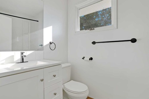 6014 37 Street Sw, Calgary, AB - Indoor Photo Showing Bathroom