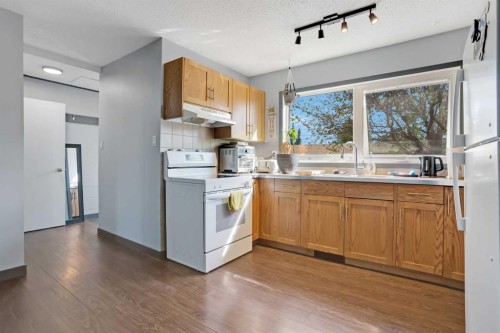6014 37 Street Sw, Calgary, AB - Indoor Photo Showing Kitchen
