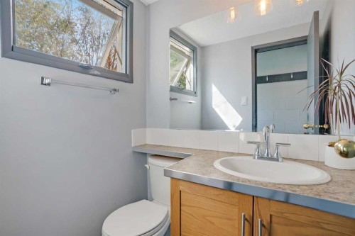 6014 37 Street Sw, Calgary, AB - Indoor Photo Showing Bathroom