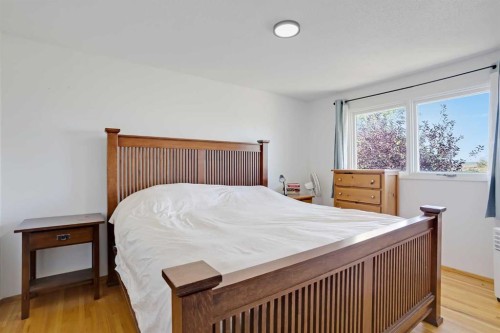 6014 37 Street Sw, Calgary, AB - Indoor Photo Showing Bedroom