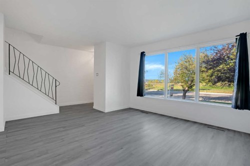 6014 37 Street Sw, Calgary, AB - Indoor Photo Showing Other Room