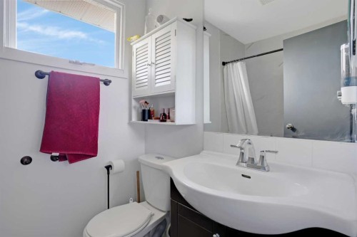 6014 37 Street Sw, Calgary, AB - Indoor Photo Showing Bathroom