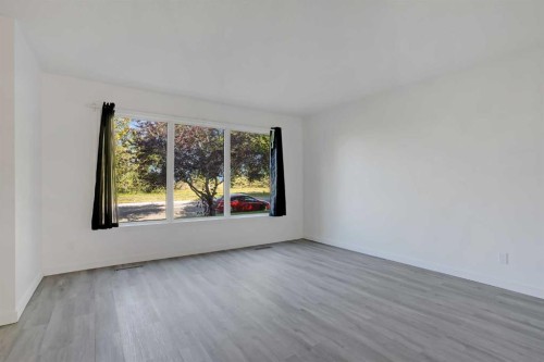 6014 37 Street Sw, Calgary, AB - Indoor Photo Showing Other Room