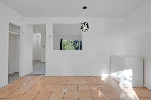 6014 37 Street Sw, Calgary, AB - Indoor Photo Showing Other Room