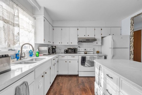 4419 Marlborough Drive Ne, Calgary, AB - Indoor Photo Showing Kitchen With Double Sink