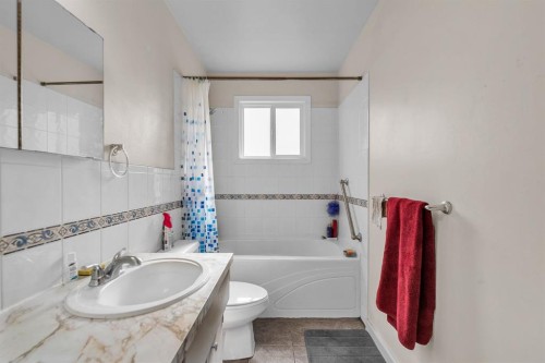 4419 Marlborough Drive Ne, Calgary, AB - Indoor Photo Showing Bathroom