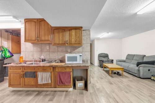 4419 Marlborough Drive Ne, Calgary, AB - Indoor Photo Showing Kitchen With Double Sink