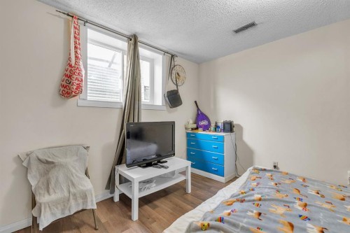 4419 Marlborough Drive Ne, Calgary, AB - Indoor Photo Showing Bedroom