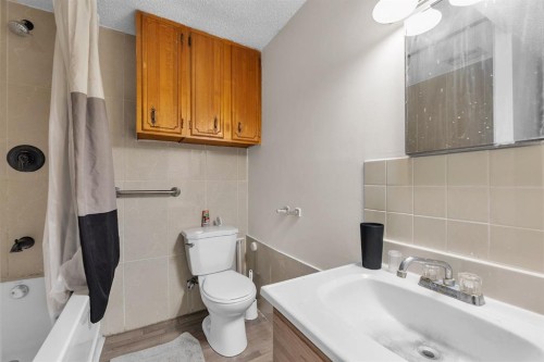 4419 Marlborough Drive Ne, Calgary, AB - Indoor Photo Showing Bathroom