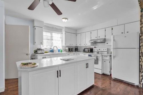 4419 Marlborough Drive Ne, Calgary, AB - Indoor Photo Showing Kitchen