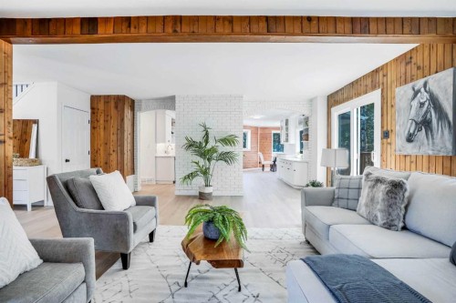 31-29066 Range Road 52, Rural Mountain View County, AB - Indoor Photo Showing Living Room