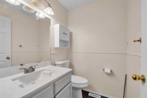 147 Scenic Way Nw, Calgary, AB - Indoor Photo Showing Bathroom