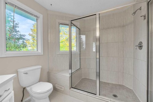 147 Scenic Way Nw, Calgary, AB - Indoor Photo Showing Bathroom