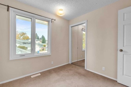 147 Scenic Way Nw, Calgary, AB - Indoor Photo Showing Other Room