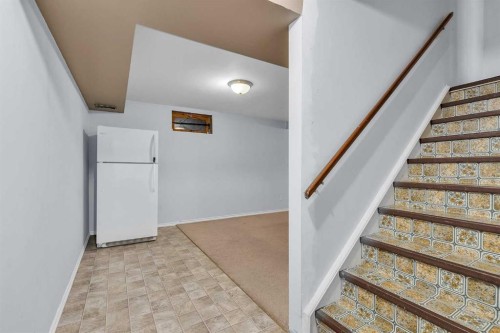 147 Scenic Way Nw, Calgary, AB - Indoor Photo Showing Other Room