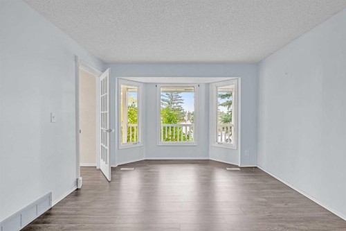 147 Scenic Way Nw, Calgary, AB - Indoor Photo Showing Other Room