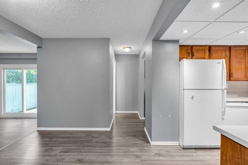 147 Scenic Way Nw, Calgary, AB - Indoor Photo Showing Kitchen