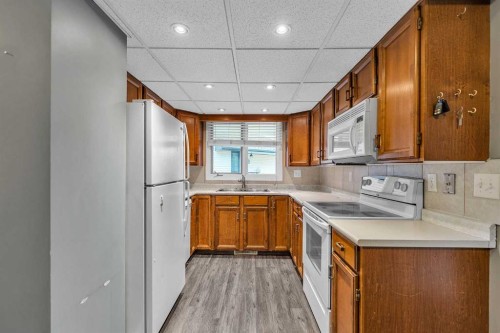 147 Scenic Way Nw, Calgary, AB - Indoor Photo Showing Kitchen With Double Sink