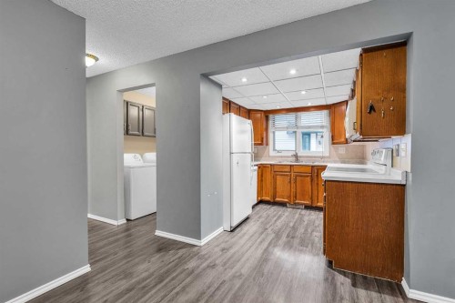 147 Scenic Way Nw, Calgary, AB - Indoor Photo Showing Kitchen