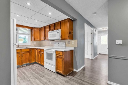 147 Scenic Way Nw, Calgary, AB - Indoor Photo Showing Kitchen